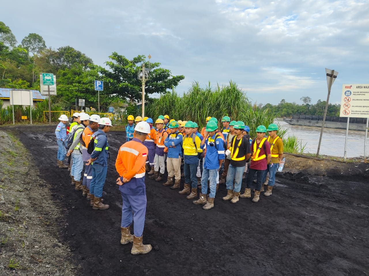 Safety briefing pagi bersama kru di tepi sungai