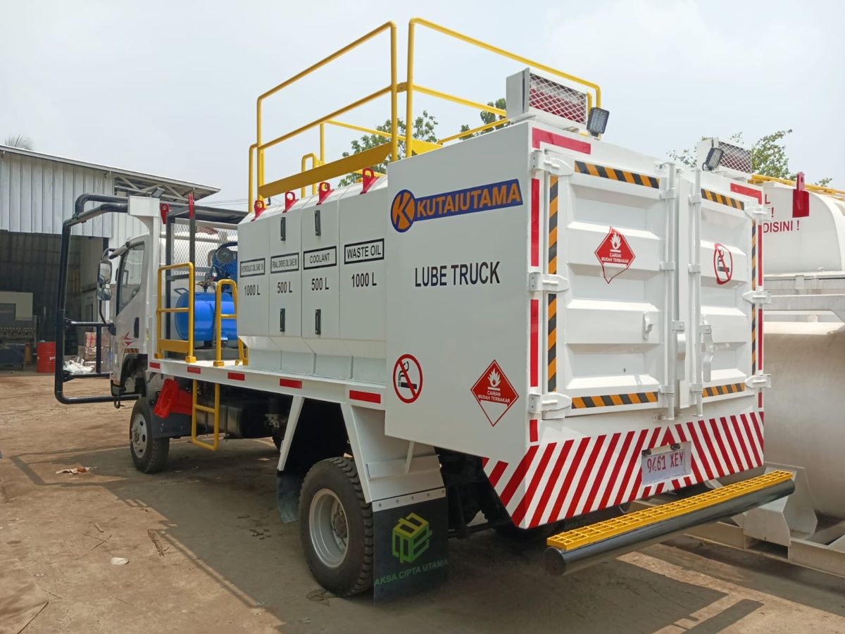Lube truck Kutai Utama dengan kompartemen oli dan coolant