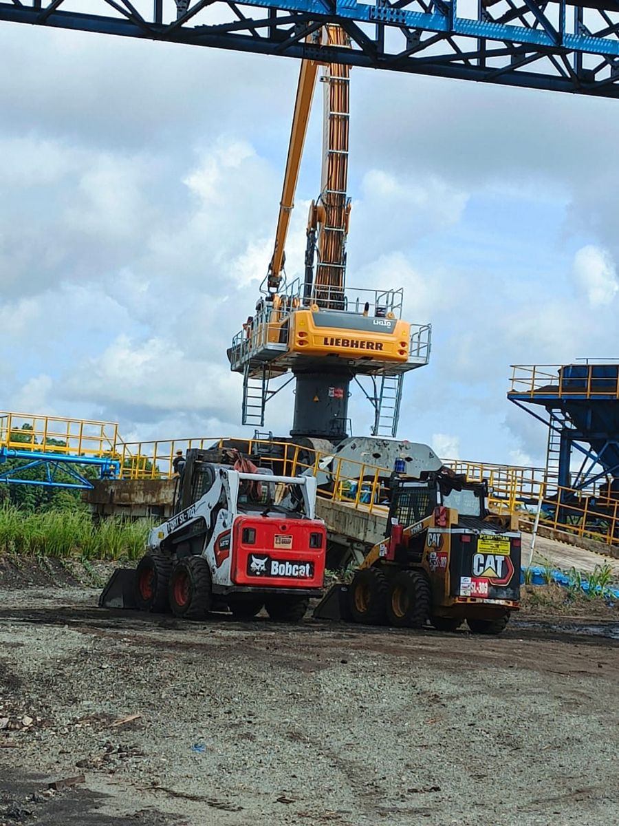 Skid steer loader Bobcat dan CAT di bawah crane Liebherr