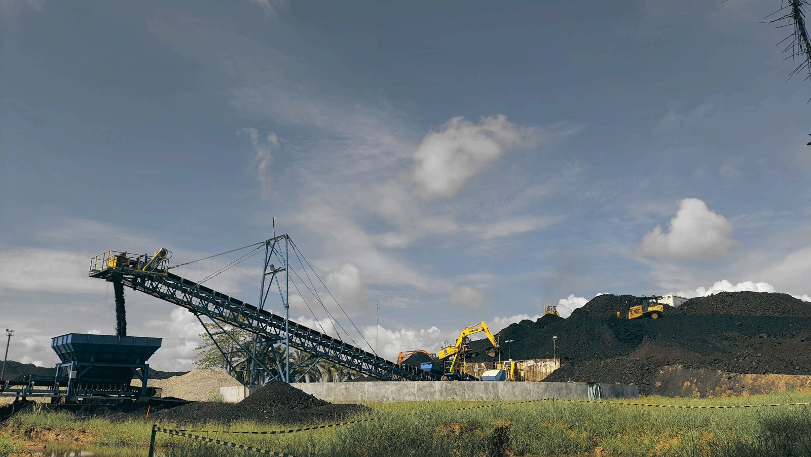 Conveyor dan hopper batubara