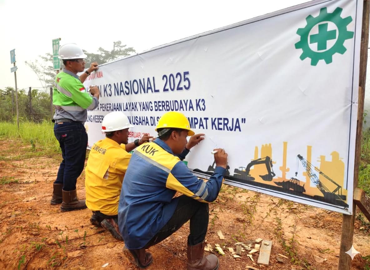 Kru KUK menandatangani spanduk Bulan K3 Nasional 2025