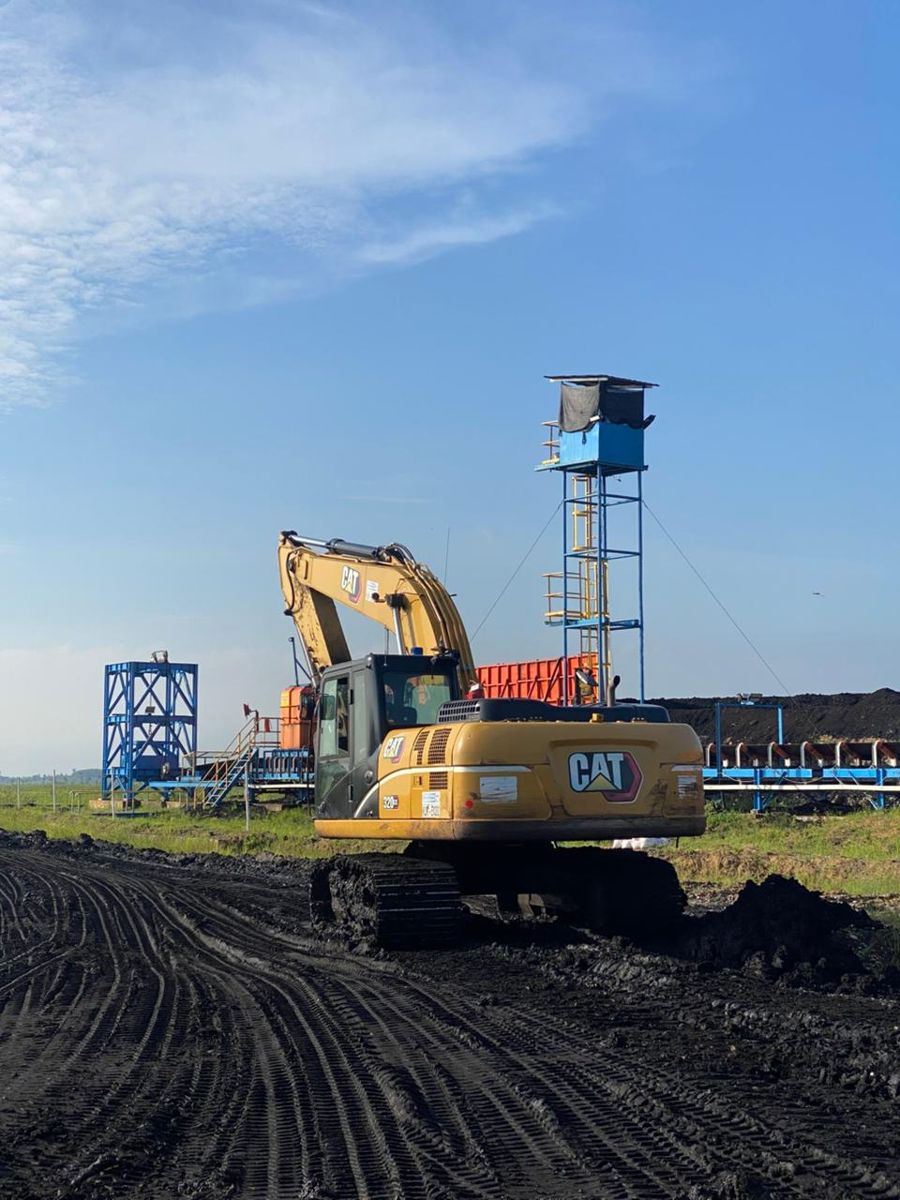 Excavator CAT 320 di area conveyor